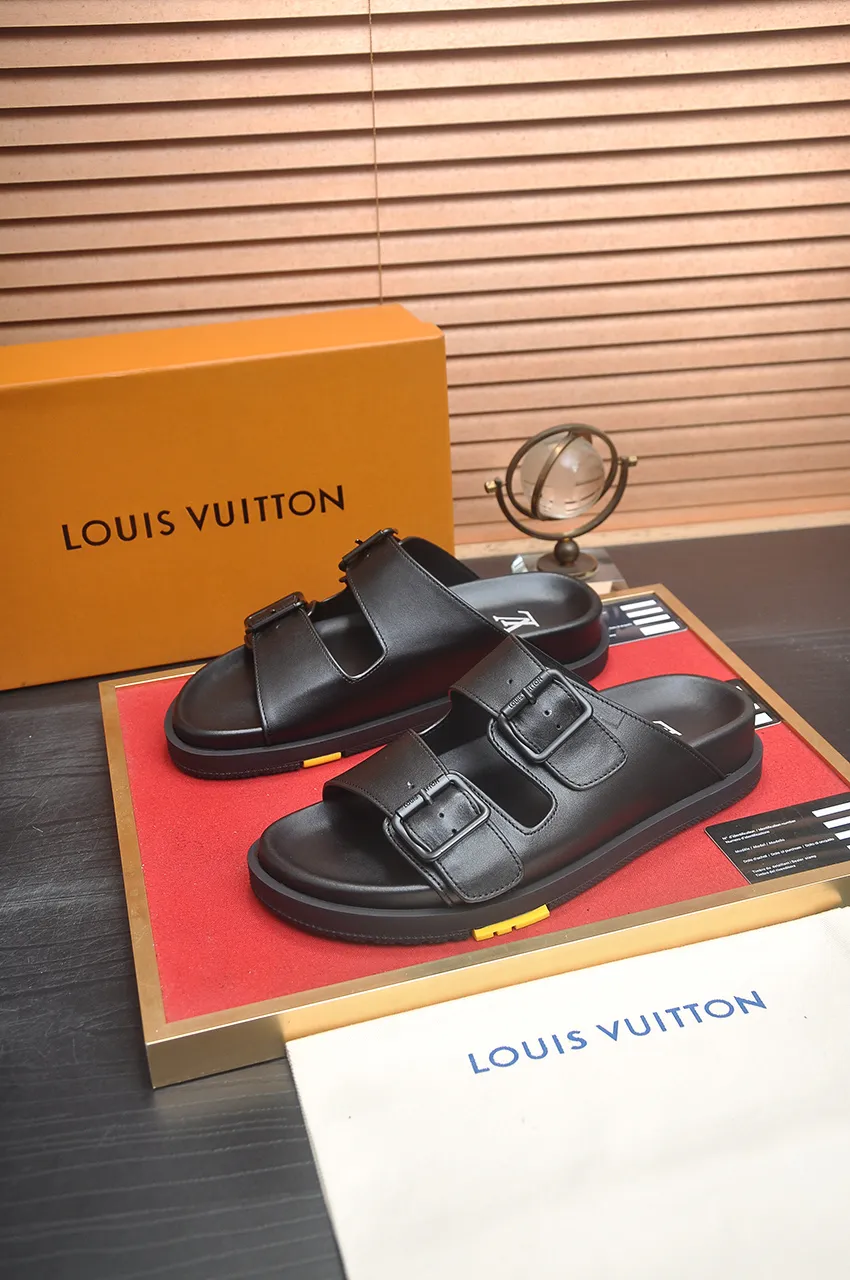 Men's shoes 💰400💶 [Louis Vuitton LV slippers] (high-end cowhide) counter 1:1 fashion style, a must-have for summer! The designer used LV’s iconic outsole. The original simple slippers instantly become fashionable! The upper is made of flexible special cowhide leather straps alternately, and the workmanship is exquisite! A must-have for stylish men in summer, size 38-45 (45 customized)
